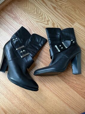 Saks Fifth Avenue Black Leather Ankle Bootie Western Moto Stacked Buckle Size 10